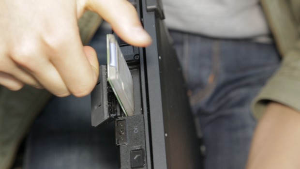 Die schnelle SSD kann einfach herausgenommen werden. (Bild: Fabian Hamacher/Golem.de)